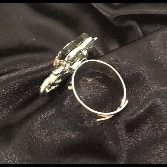 💍 Skull ☠️ Cocktail Ring - Picture 3 of 4